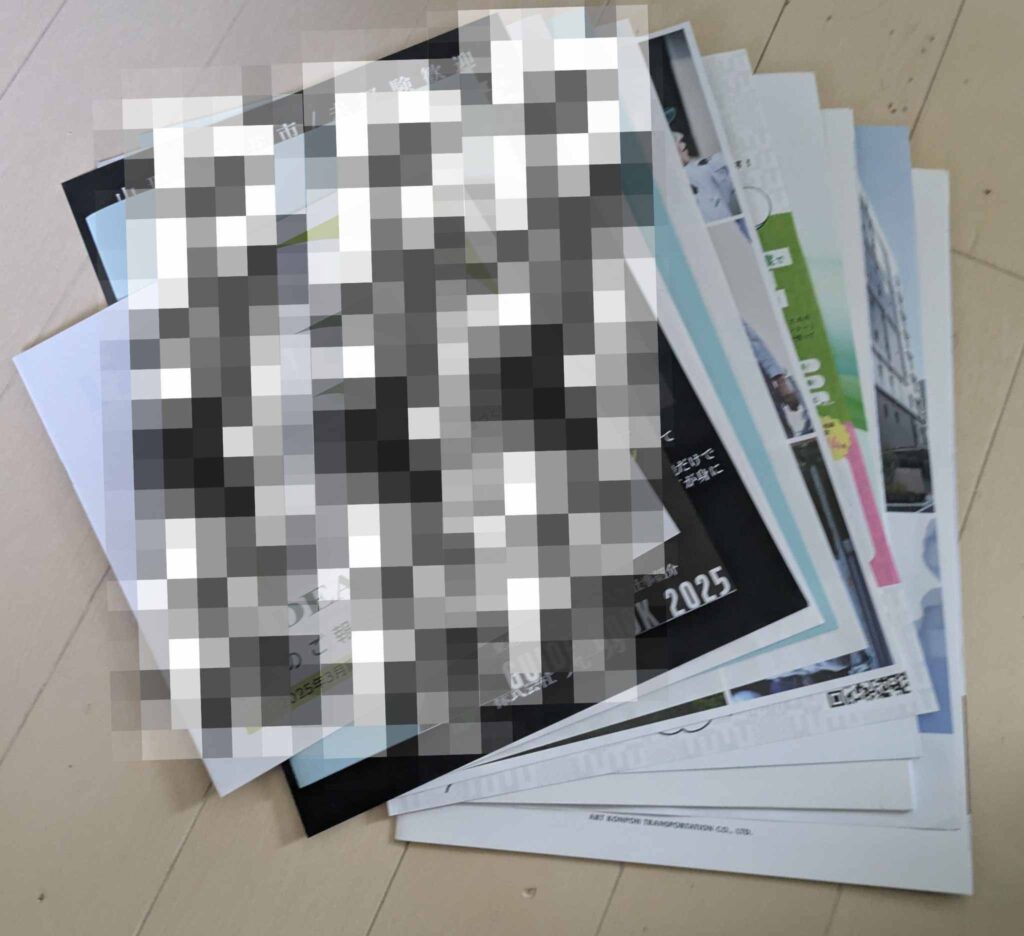 マイナビ転職フェアで実際に受け取った複数の企業パンフレットの写真。参加者は多くの資料を一度に持ち帰れるため、後で比較検討しやすいのがメリット。